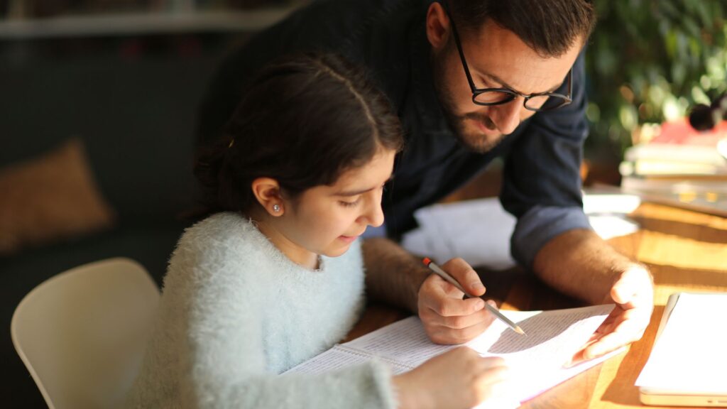 Otac i kćer kao primjer kako roditelji i dijete uče zajedno.